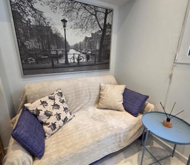 Vouliagmeni Apartment | Summer Vacation Home in Vouliagmeni for 4