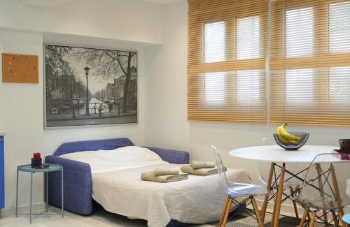 Vouliagmeni Apartment | Summer Vacation Home in Vouliagmeni for 4