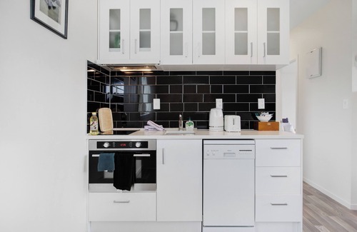 Mount Albert Apartment | Summerside Loft with Air-con