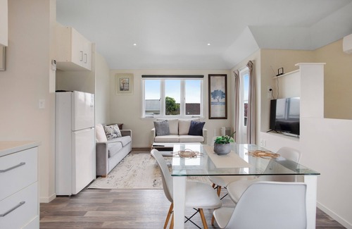 Mount Albert Apartment | Summerside Loft with Air-con