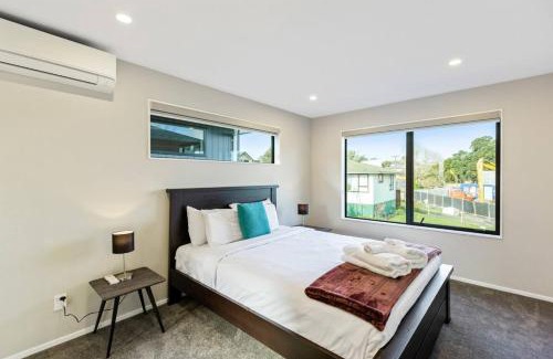 Mount Roskill House | Summit Crest Townhouse with Parking and Air-con