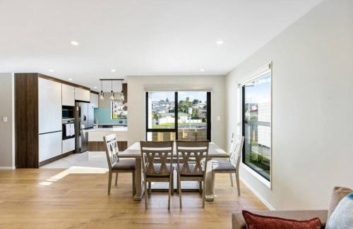 Mount Roskill House | Summit Crest Townhouse with Parking and Air-con