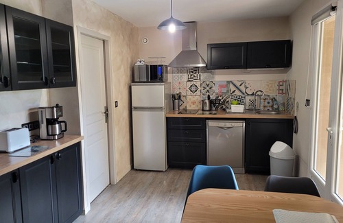 Auriol Cottage | Sun Cypress - In the shade of the cherry tree