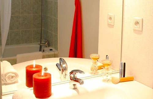 Saint-Saturnin-les-Avignon Apartment | Sun Hols les Rives du Lac by Interhome