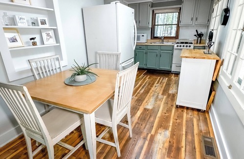 Big Bay House | Sunbeam Cottage - charming 2-bed lakefront house minutes from Big Bay