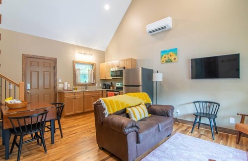 Elkin Cabin | Sunflower Cabin | Wheelchair Friendly with WiFi