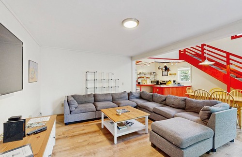 Bar Harbor House | Sunlit cottage next to Acadia - sparkling full kitchen - 1 mile to downtown