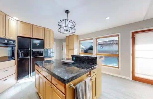 Windsor House | Sunny 6 King Bed Family Haven