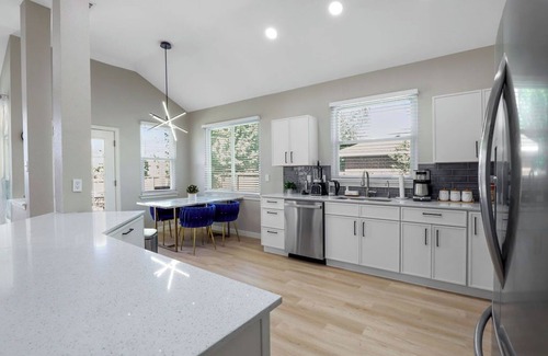 Allen House | Sunny Allen Stay 4BR/2BA Sparkling Pool + Grill