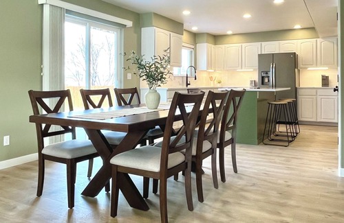 East Wenatchee House | Sunny and Stylish Home with Views and huge fully fenced backyard