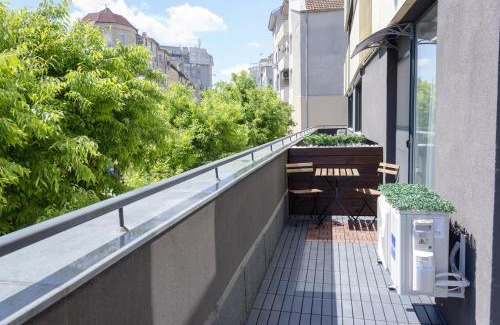 Odesos Apartment | Sunny Blue One-Bedroom Flat with Balcony by Flat Mаnager