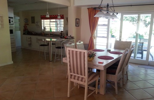 Somerset West House | Sunny holiday home to relax, large garden, pool and Helderberg view