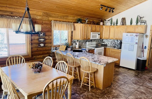 Meadow View Heights House | Sunny Log Cabin Near Zion & Bryce in Duck Creek Village with Wi-Fi