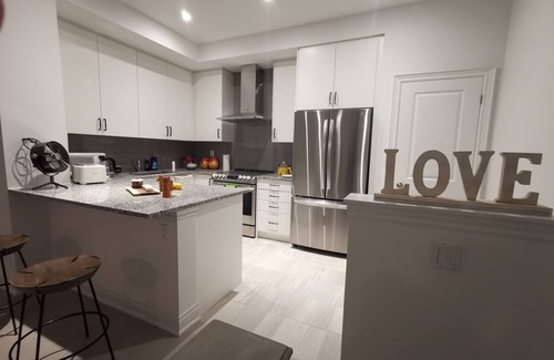 Central Erin Mills House | Sunny Serenity Home