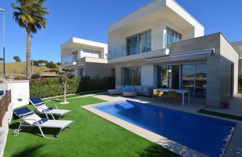 Lo Rufete Villa | Sunny Villa with Fenced Garden