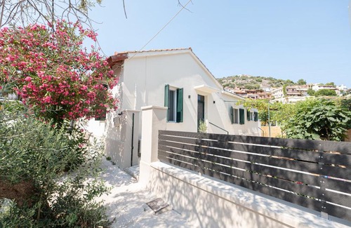 Poros Villa | Sunny yard apartments