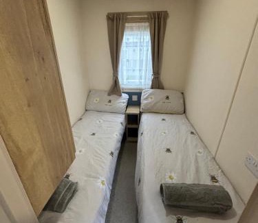 Ingoldmells Apartment | Sunnymede B7 - Fantasy Island, Hot tub, wrap around veranda, WiFi - Meadow Lakes Caravan & Lodge Hire