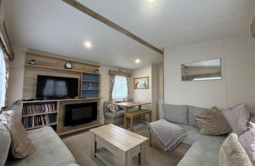 Ingoldmells Apartment | Sunnymede B7 - Fantasy Island, Hot tub, wrap around veranda, WiFi - Meadow Lakes Caravan & Lodge Hire