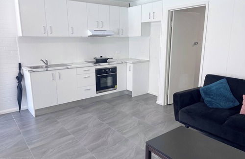 Surfers Paradise Apartment | Sunrise Apt 4 · Cozy 1BR · Poolside Escape