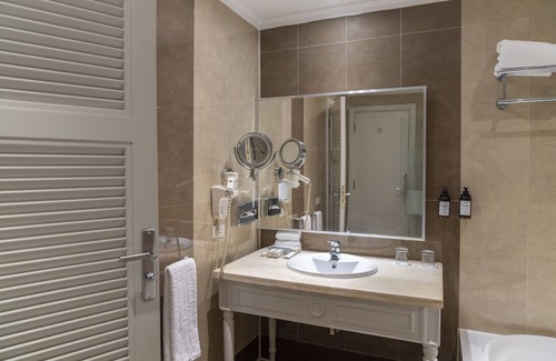 Village Road Resort | SUNRISE Crystal Bay Resort - Grand Select