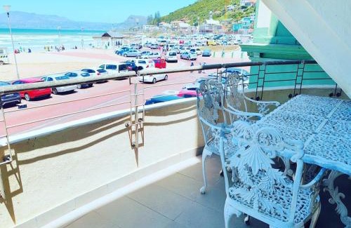 Muizenberg House | Sunrise Deck Empire Apartment