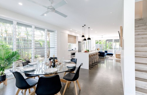 Sunrise Beach House | Sunrise SEA-esta - Stroll to Beach and Local Cafes