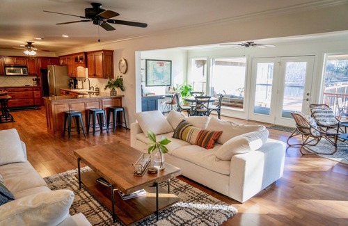 Sunset Bay House | SUNSET BAY SPACIOUS LAKEFRONT HOME WITH PERSONAL DOCK MINUTES FROM OAKLAWN