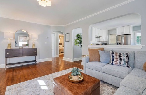 Winston - Salem House | Sunset Cottage: Charming 2-bdrm house w/king bed in WinstonSalem; great locatio