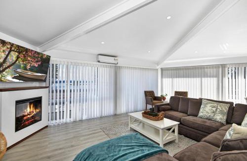 The Entrance North House | Sunset Lake House - Your Dream Family Getaway