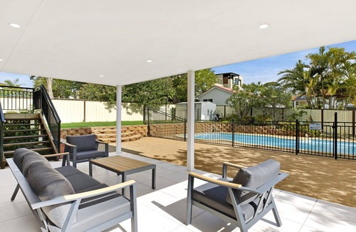 The Entrance House | SUNSET ON VIEW - COASTAL SETTING WITH POOL