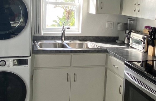 Crawl Hill Apartment | Sunset Paradise Oceanview 1Bedroom Lower Apartment near Beaches & Railway Trail
