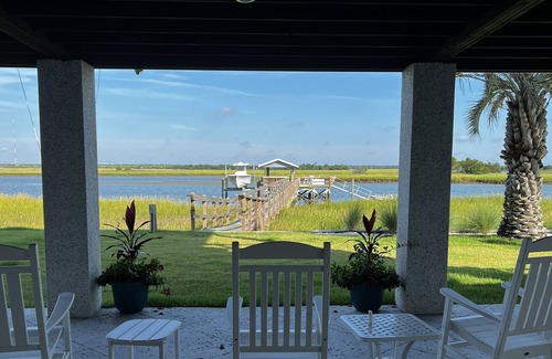 Charleston County House | Sunset Retreat on water 2min walk to beach!