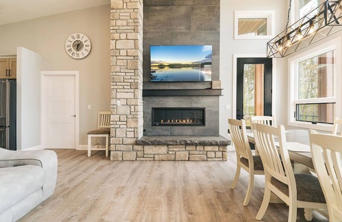 McHenry House | Sunset Sky Lodge 241 Fairgate