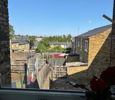 West Norwood Apartment | Sunset View 2BR Apartment - Beautiful London View & Free Parking