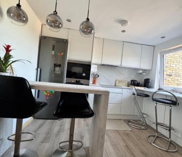 West Norwood Apartment | Sunset View 2BR Apartment - Beautiful London View & Free Parking
