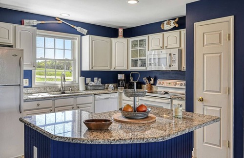 Livingston House | Sunset Views- Waterfront, Covered Slip, Pet Friendly, Updated