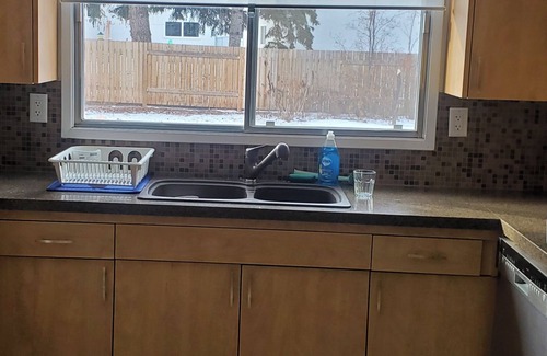 West Edmonton House | Sunshine All day, WEST EDMONTON MALL 5min.away, Air Con, king master and queens