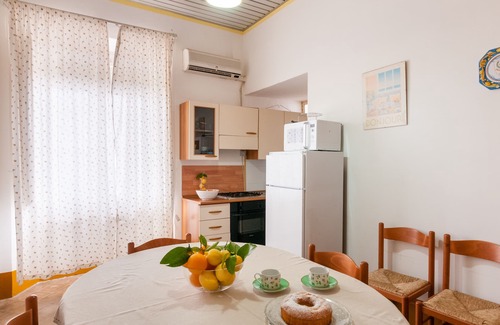 Coste House | SUNSHINE apartment in villa with pool