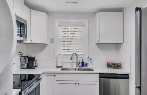 North Charleston Apartment | Sunshine Bungalow Minutes from DowntownCharlestonn