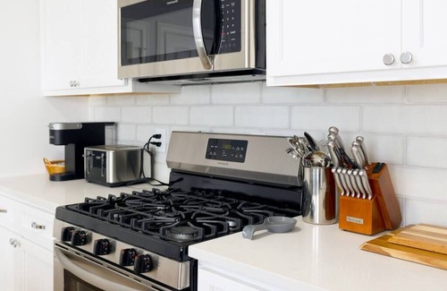 East Rock Apartment | Sunshine Central | Yale | 3BR | Prking | Wshr/Dryr