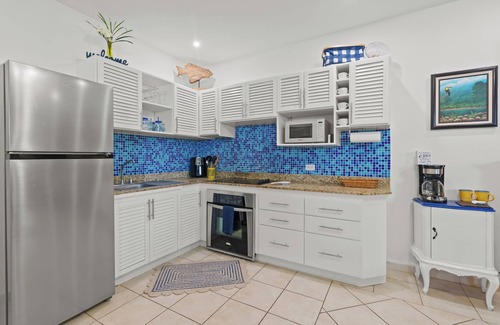 Coco Sunset Hills Condo | Sunshine Escape with a Rooftop Patio