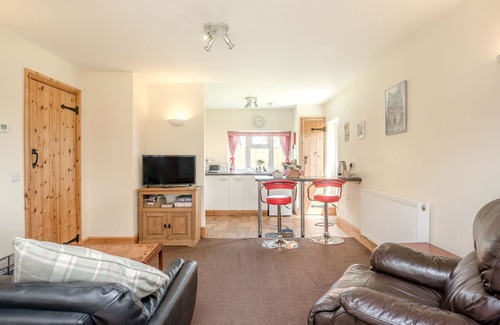 Fiddington Cottage | SUNSHINE LODGE, pet friendly, character holiday cottage in Stogursey