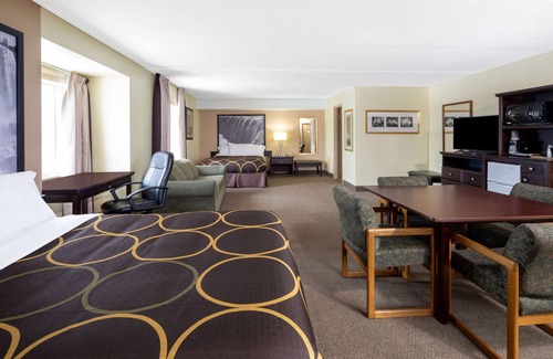 Niagara Falls Hotel | Super 8 by Wyndham Niagara Falls by the Falls