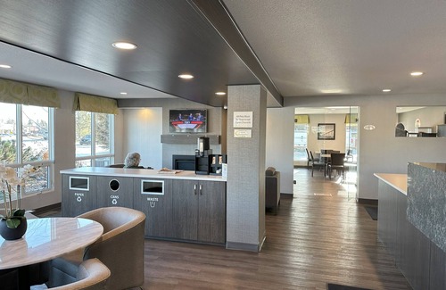 South Lethbridge Hotel | Super 8 by Wyndham Lethbridge