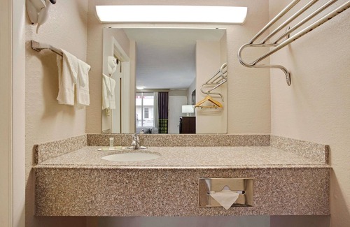 Oklahoma City Hotel | Super 8 by Wyndham Oklahoma/Frontier City