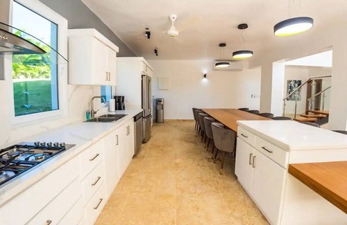 Urbanizacion Tavarez Villa | Super-luxury guest-friendly mansion in central Sosua, private pool