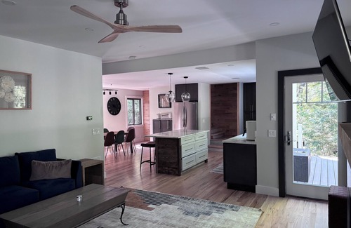 Jamaica House | Superb 3-bedroom house on the river - Fall for the Leaves, Stay for the Slopes!