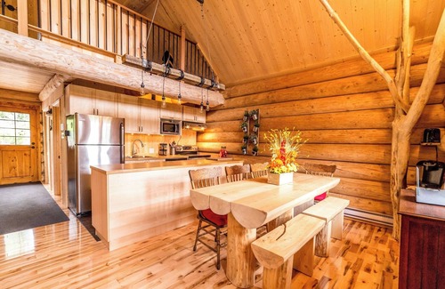 Mauricie Ski Chalet | Superb log cabin with unique scenery and spa!