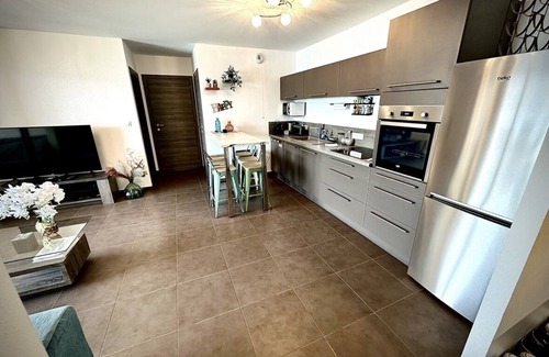 Propriano Apartment | Superb T3 air-conditioned seafront with beach access in the center of Propriano.