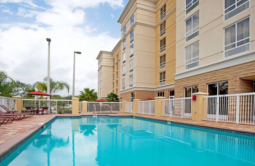 Orange Park House | Superbly Relaxing Room Enjoy On-Site Restaurant